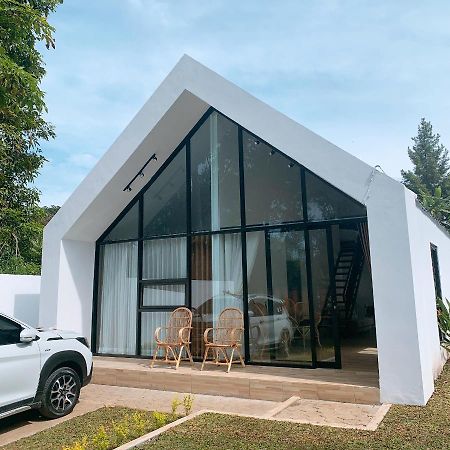 Willa Casa De Gaudi Lembang Zewnętrze zdjęcie
